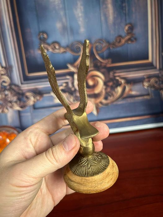 DN343 Statueta de bronz mica pe suport lemn 132g 13x7cm Vultur