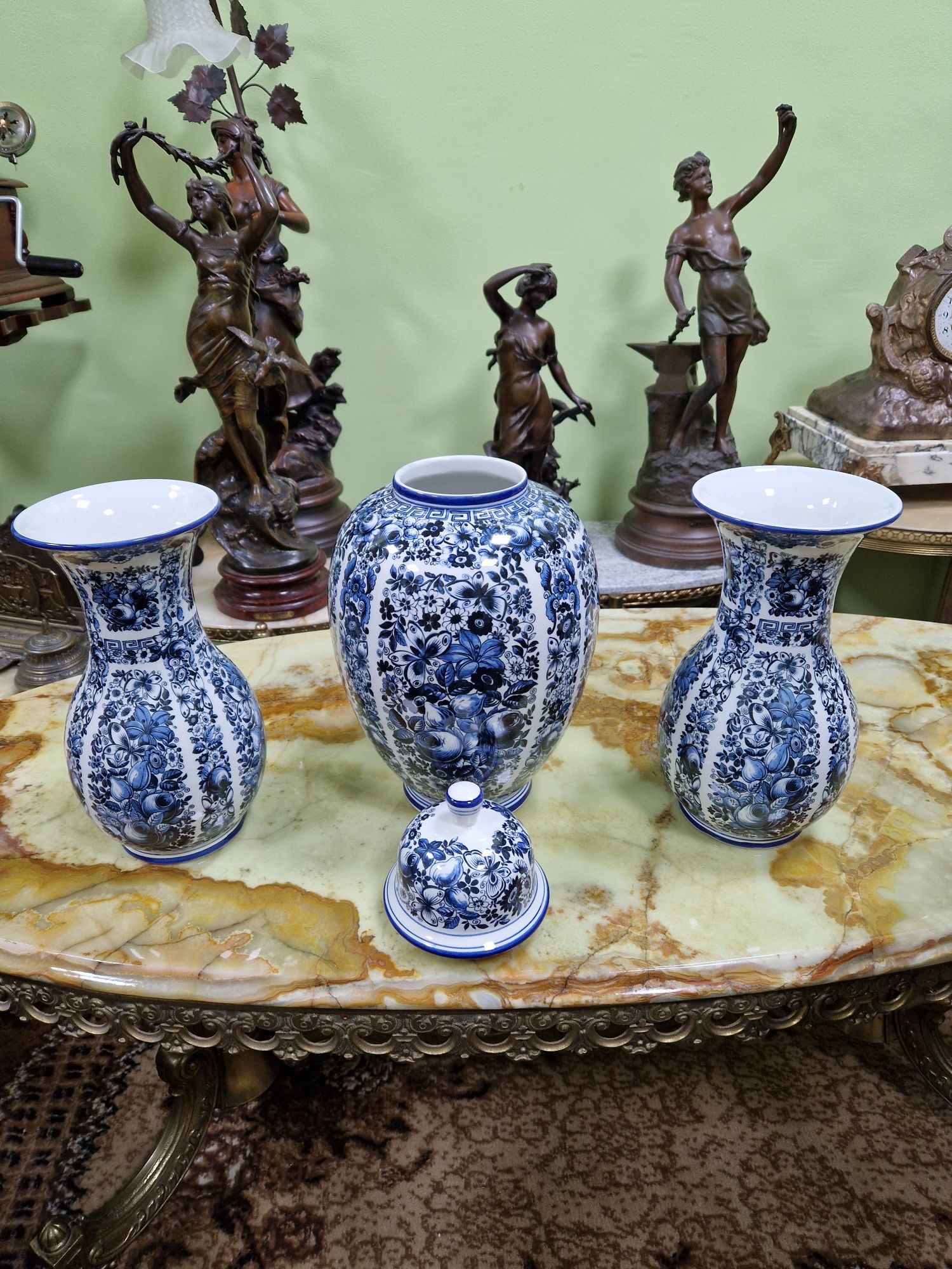 Уникален комплект антикварни колекционерски порцеланови вази Delft
