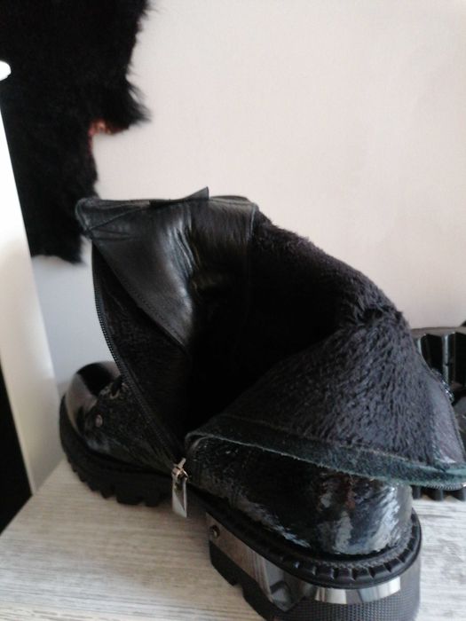 Дамски боти естествен лак с капси.