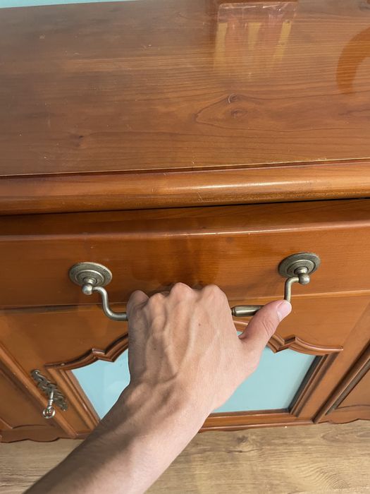 Разкошен дървен шкаф с инкрустация