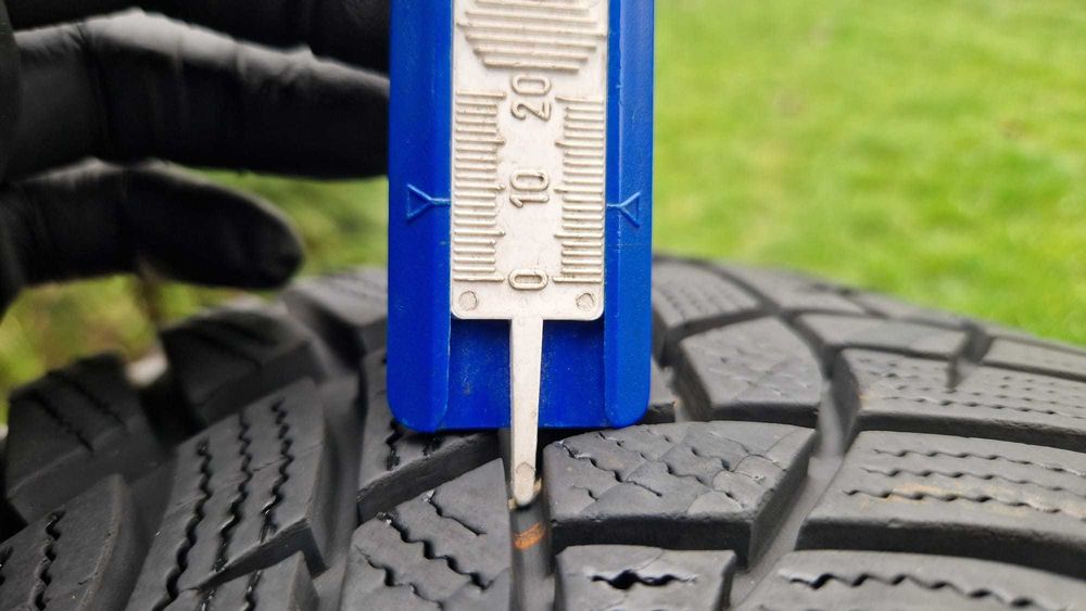 1 anvelopa iarna 215 45 R 17 Goodyear