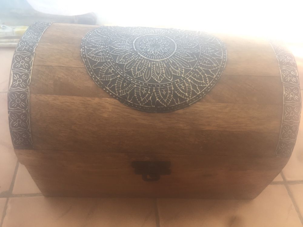 Продавам дървена антикварна кутия