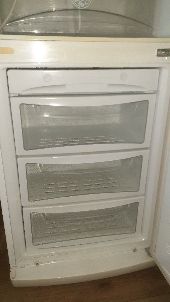 Холодильник б/у продам .