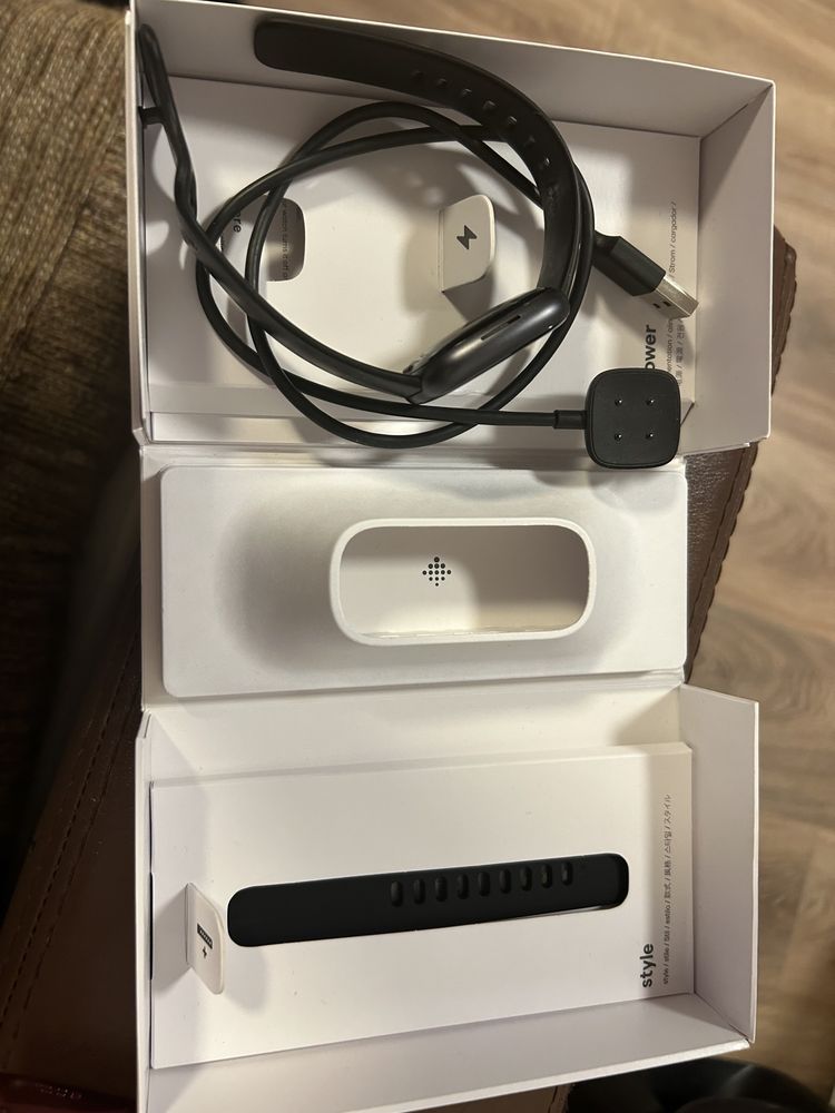 Смарт часовник FITBIT VERSA 4