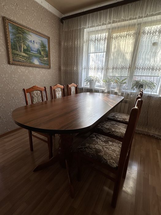 Продаю стол со стульями для столовой