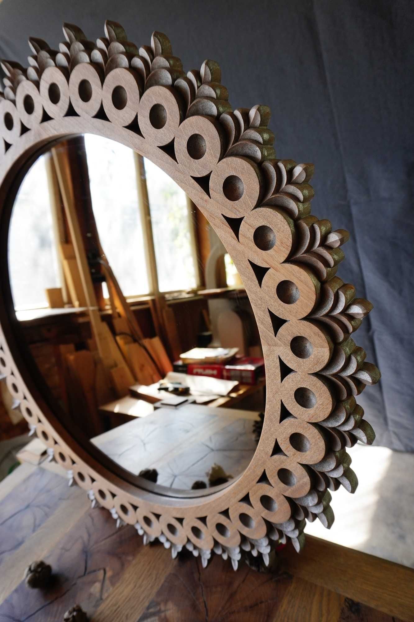 Огледало с дърворезбована рамка