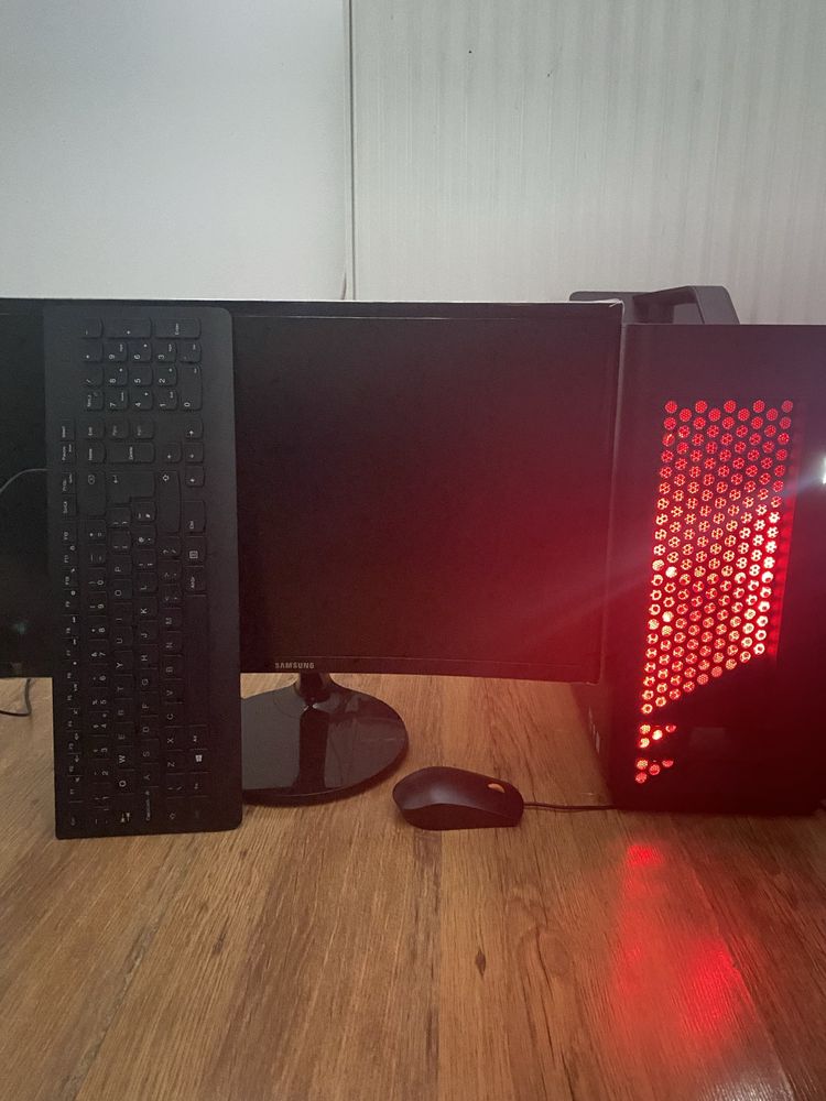 Pachet Complet Gaming (PC, Monitor, Tastatura, Mouse)