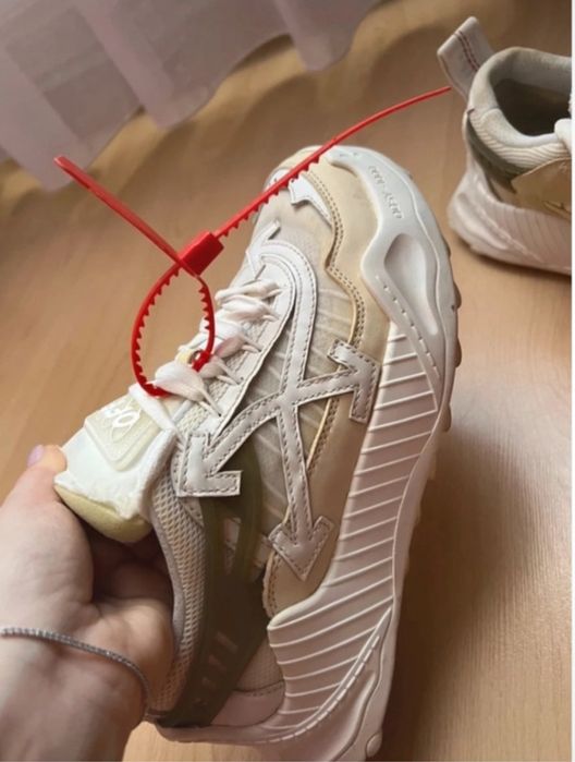 Adidasi off white odst