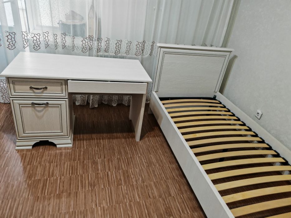 Продается срочно кровать 1 спальный  с матрацом, тумба стол, цвет белы
