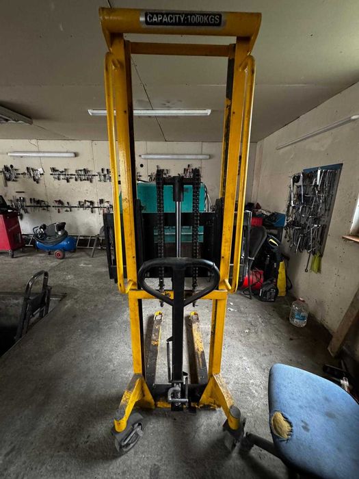 Stivuitor manual hidraulic cu ridicare la 1,6 m/1000 kg