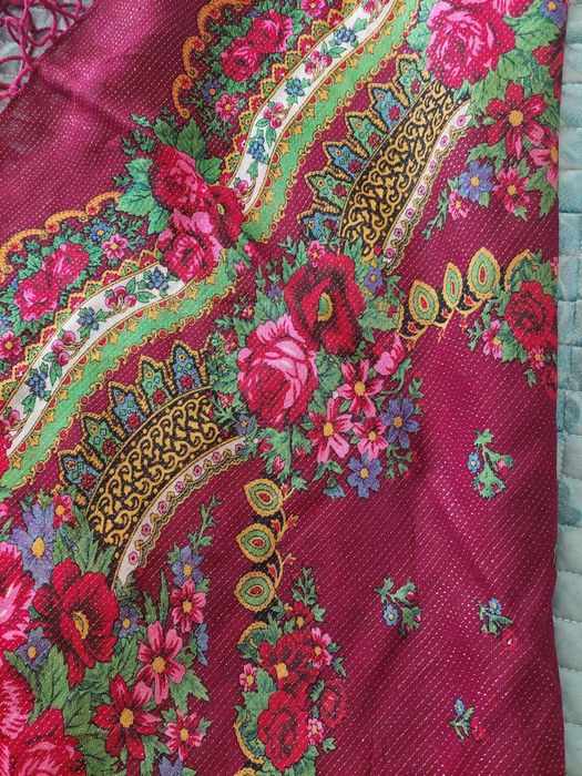 Платок красный с бахромой