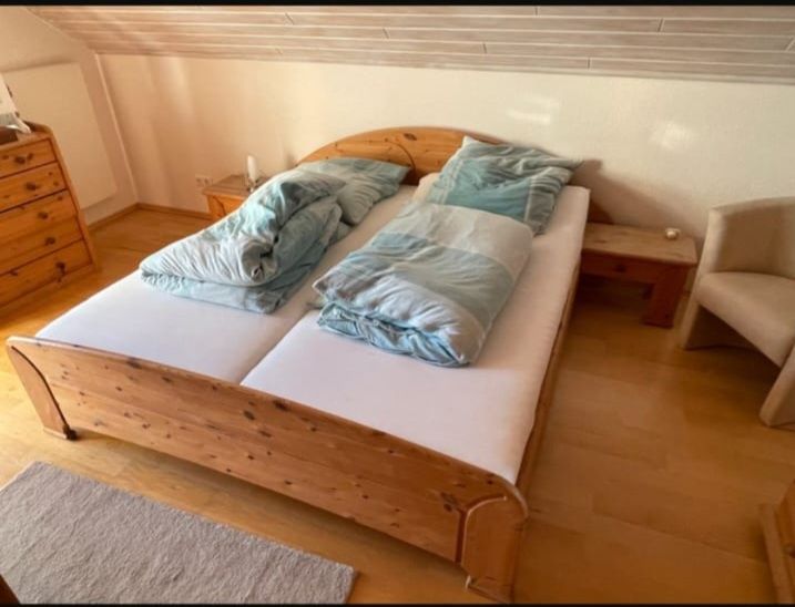 Mobilier complect din lemn Masiv. Pat dulap comoda