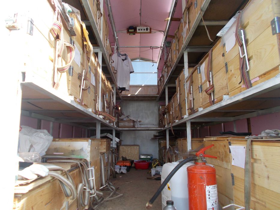 Pavilion apicol cu autoutilitara IVECO 3,5 t, 2005