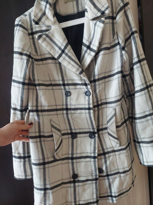 Стилно дамско палто в каре