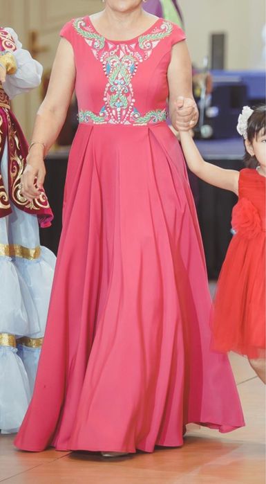 Продаются платья выходные,камзолы,бешпеты национальные