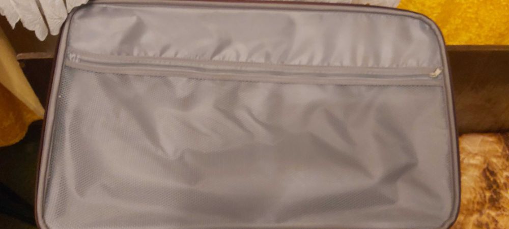 Продавам голям куфар размери 70на45на25