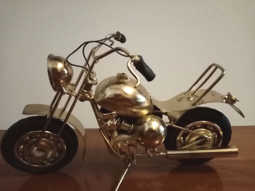 Motocicleta lucrata integral manual în cel mai mic detaliu metal aurit