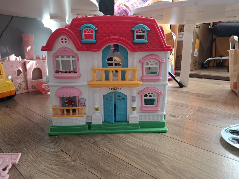 Vând căsuța cu accesorii si 2 personaje