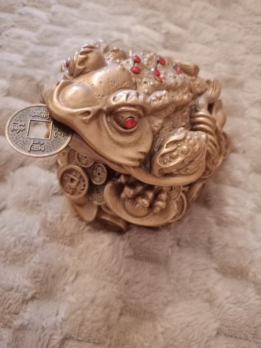 Жаба - талисман, из смолы.