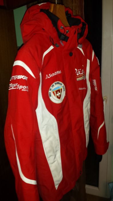 Дамско ски яке.Без следи от употреба.