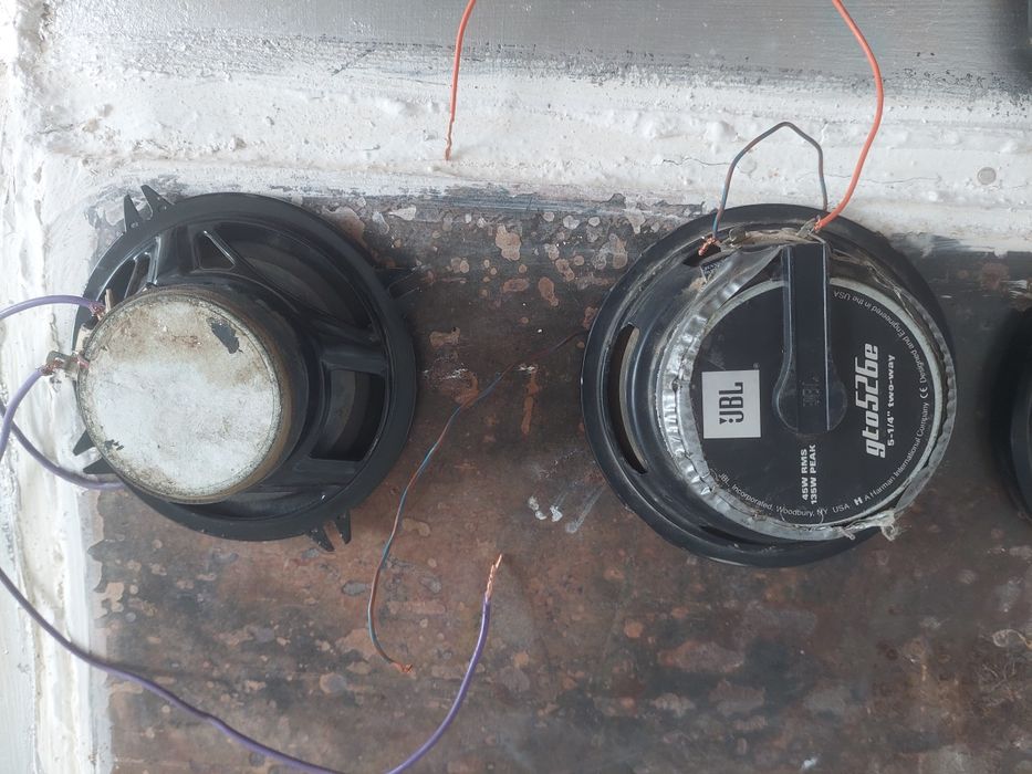 Магнитолу новая и колонки бу срочно