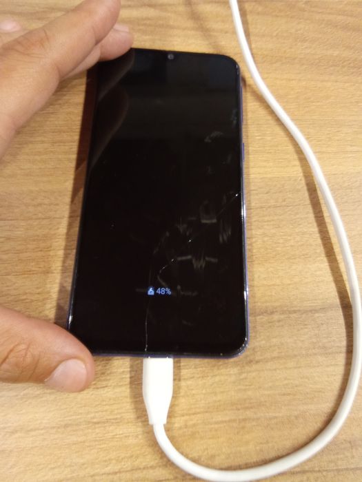 Vând schimb doua telefoane Samsung A40 ecranul puțin crapat