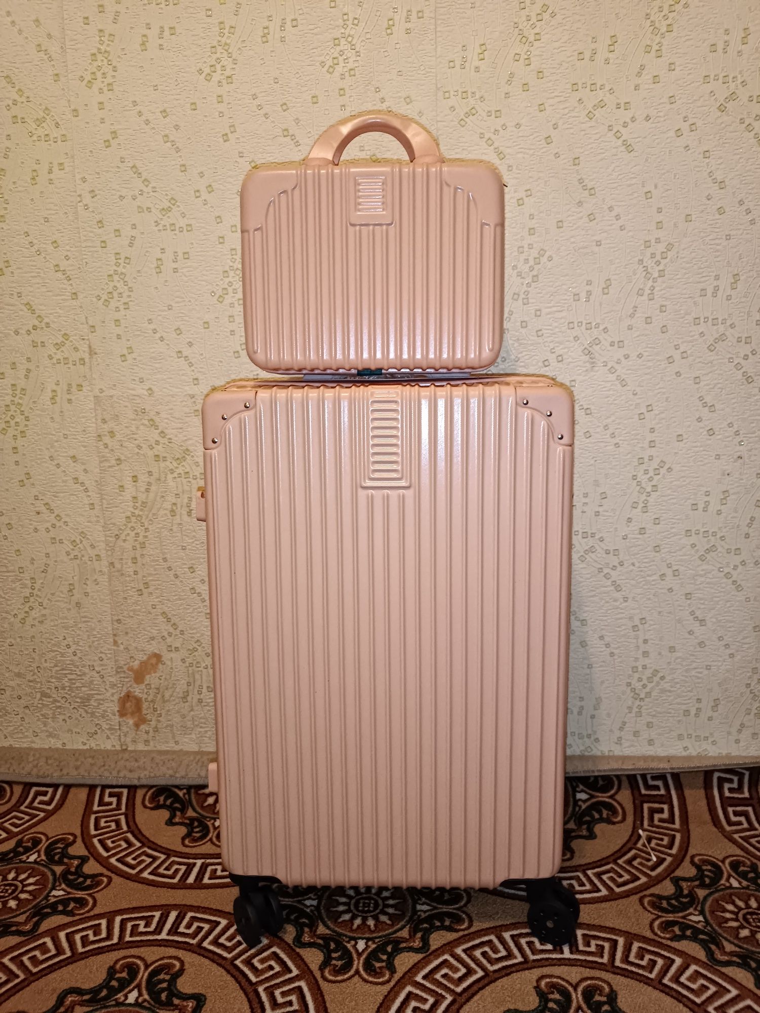 Продам новый  чемодан