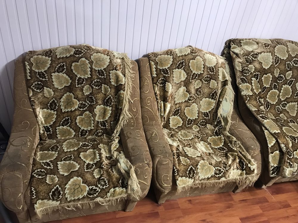 Продам диван с двумя креслами