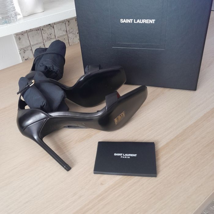 Yves Saint Laurent 38