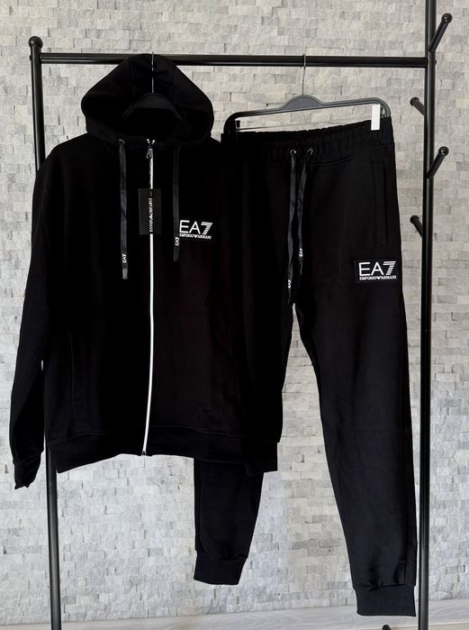 Налични модели мъжки комплекти.