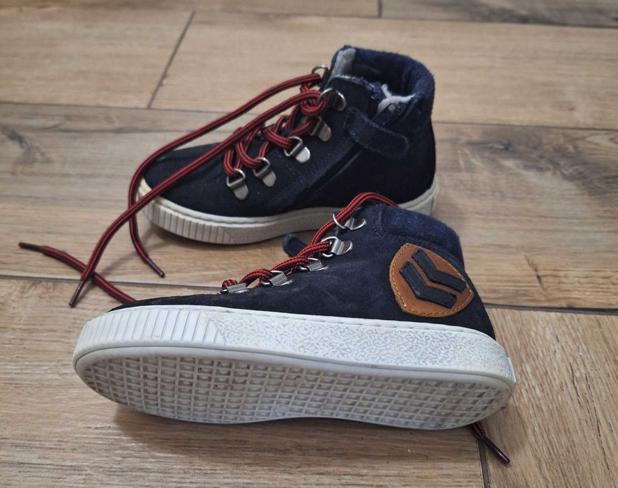 Различни видове детски зимни обувки размер 26