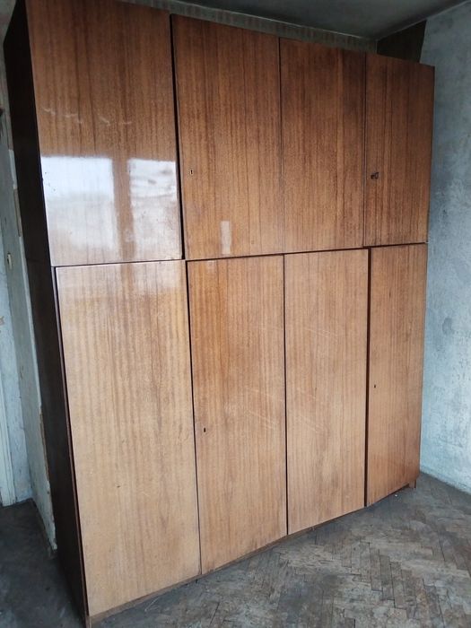 Продавам Соц гардероб четрикрилен.