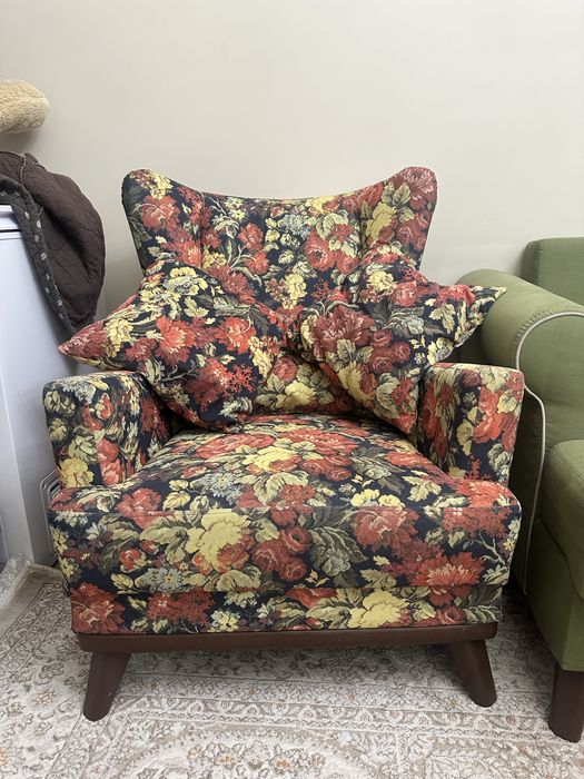 Диван и кресло.