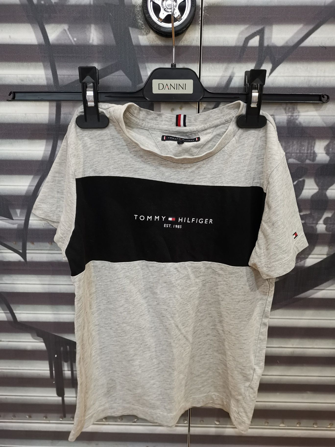 Тениски Tommy Hilfiger, Guess