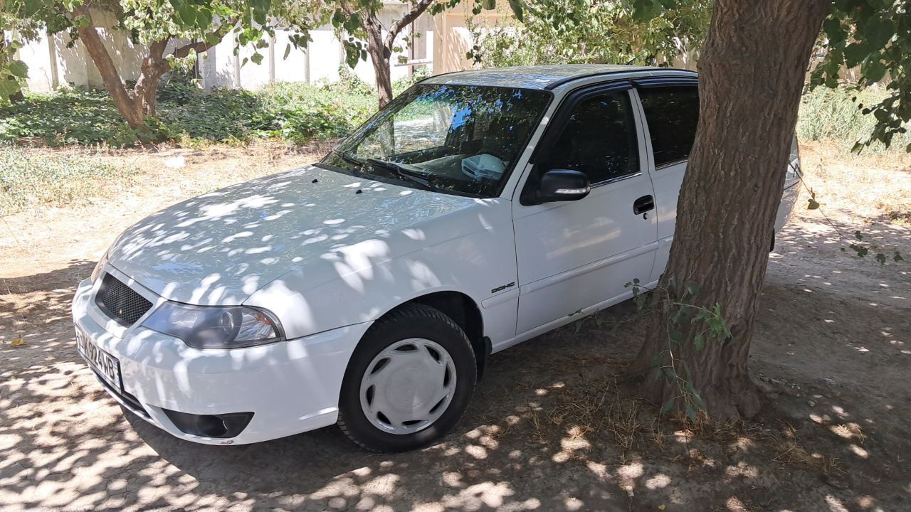 Nexia 2 Moshina sotiladi.