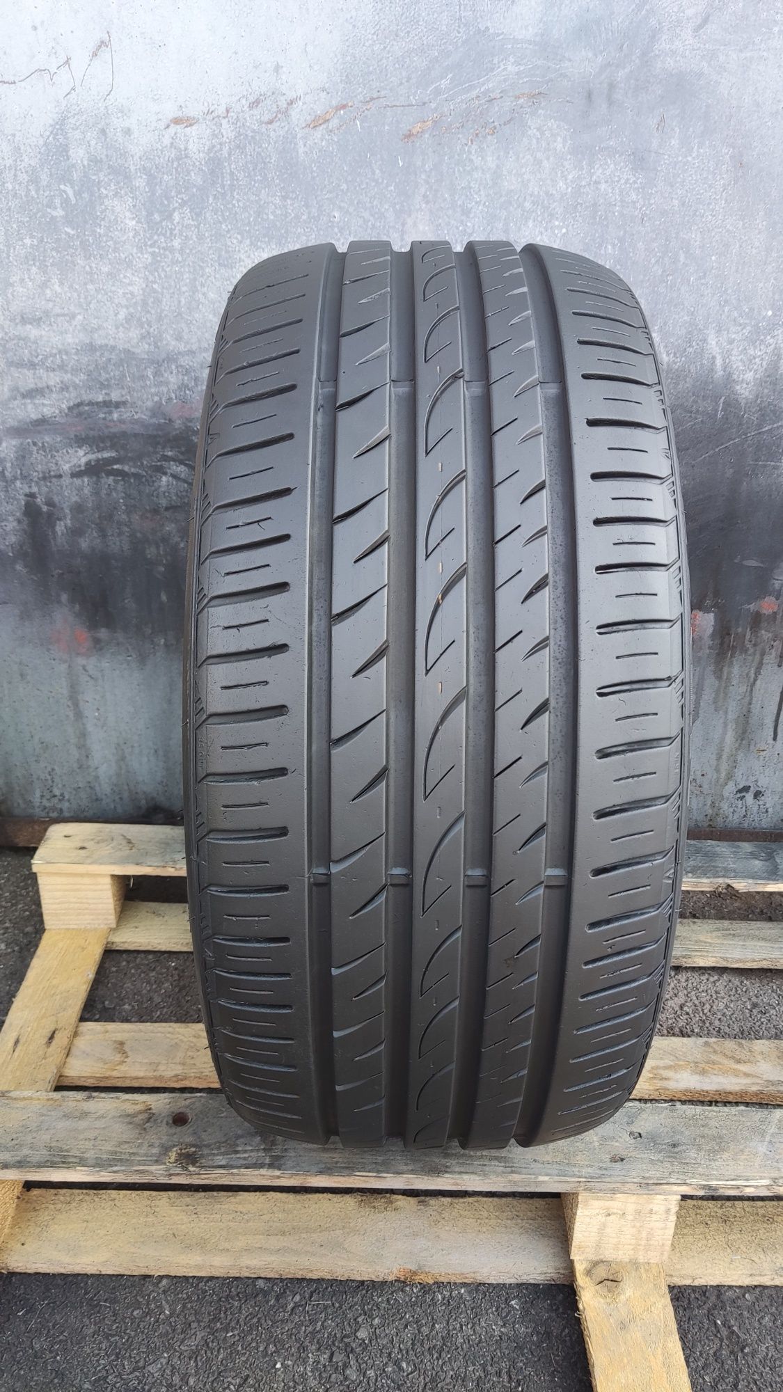 1бр. лятна гума 255/35/19 Nexen NFera SU4
dot23
8.2mm
Много добро съст