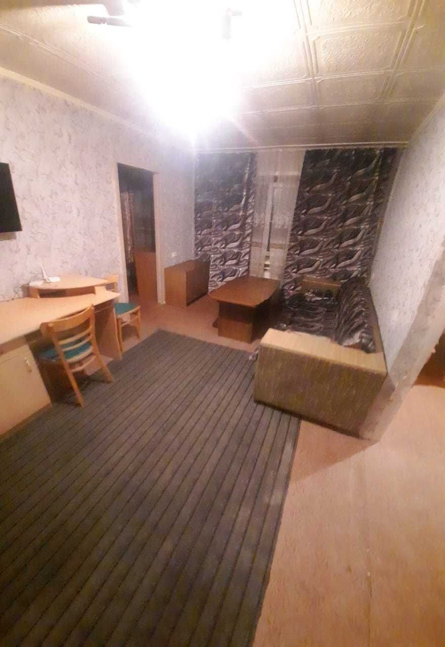 Продам 2-х ком возле ТД Абзал на 1 этаже кирпичный дом можно под офис
