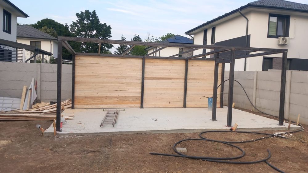 Această construcție din lemn este o terasă, o pergolă și un șopron pen