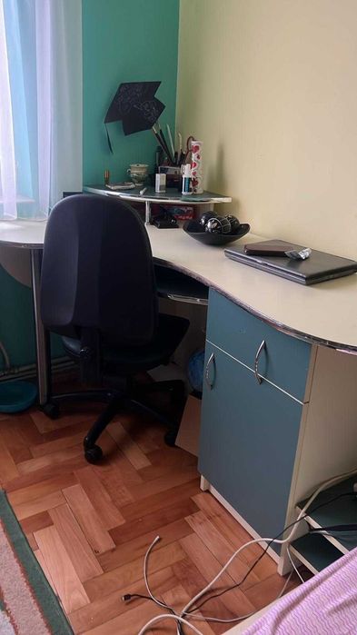 Mobila tineret care contine o vitrina, birou, pat si raft