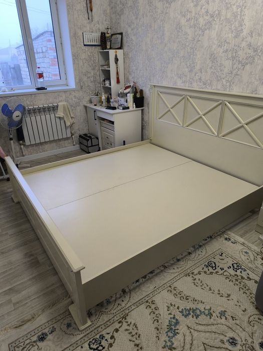 Кровать красивый