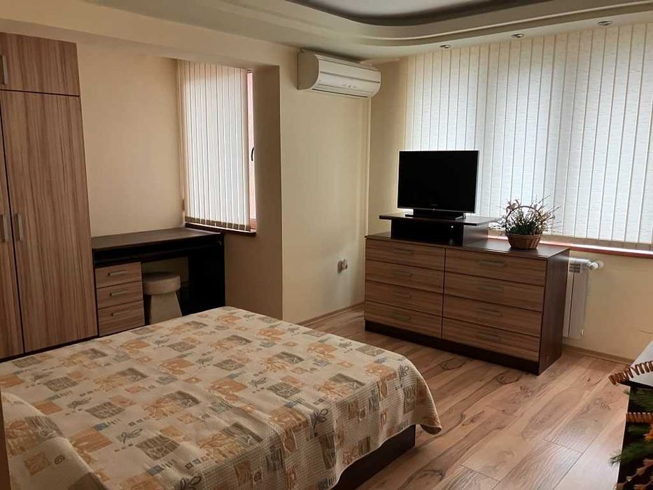 Продавам обзаведен тристаен апартамент