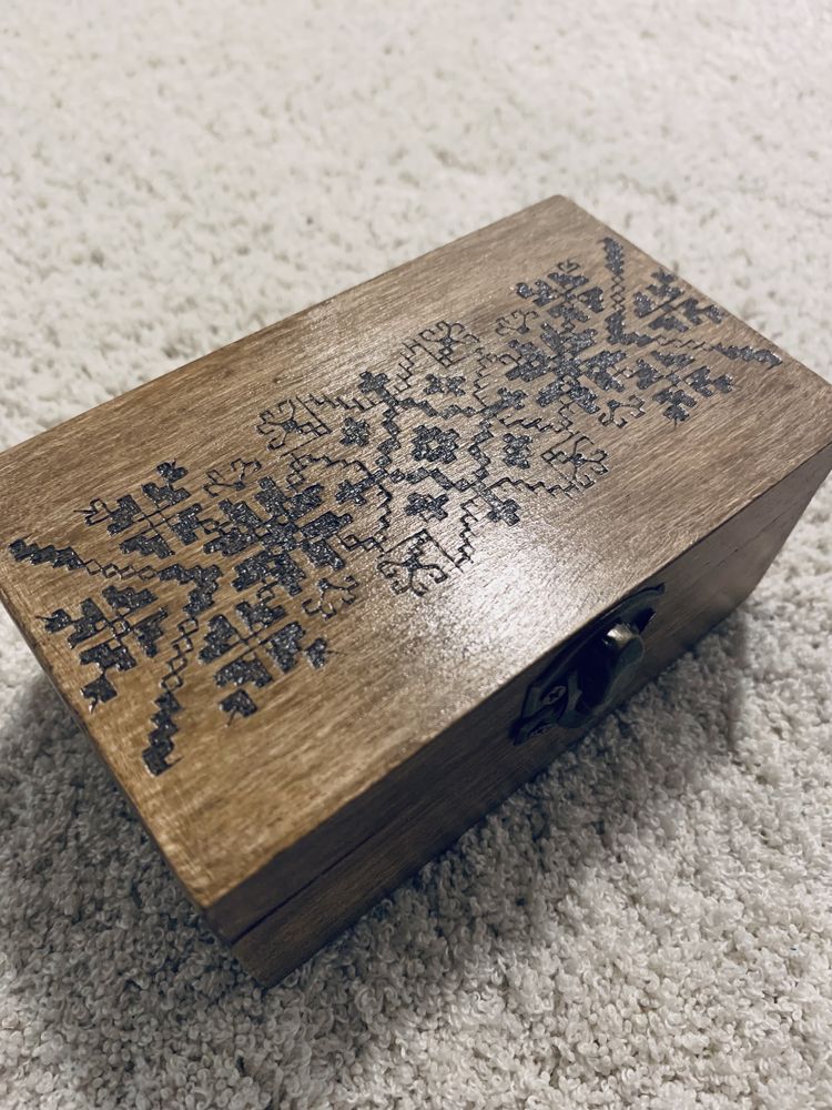 Дървена кутия ръчно пирографирана с българска шевица