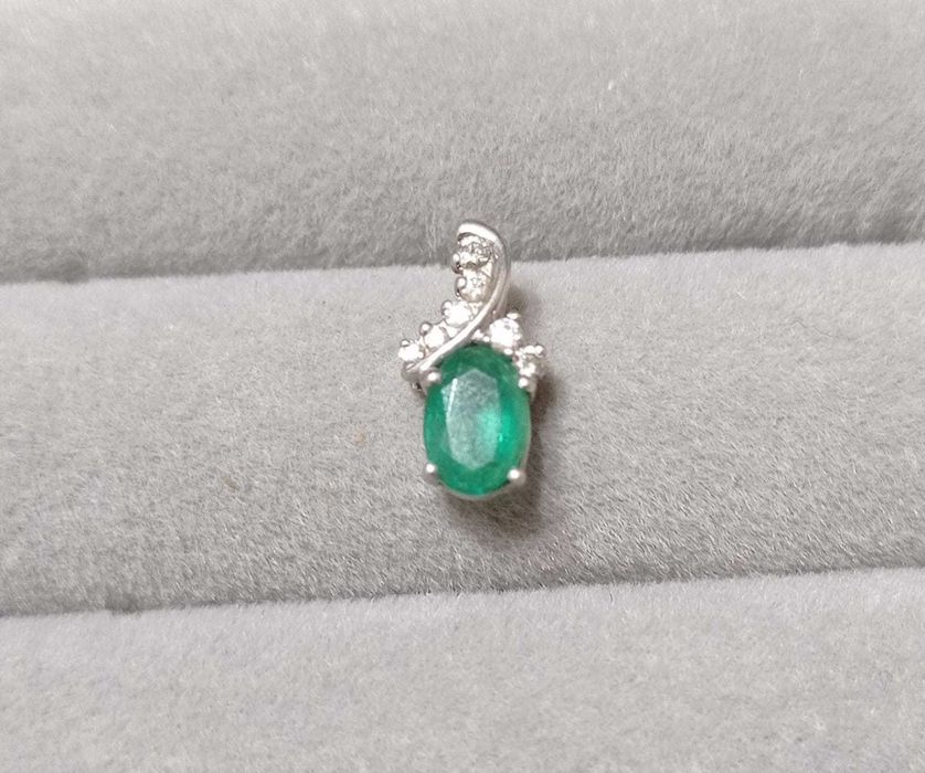Продам подвеску из белого золота с натуральным изумрудом