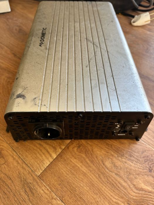 Инвертор 12/220v 2000W употребяван