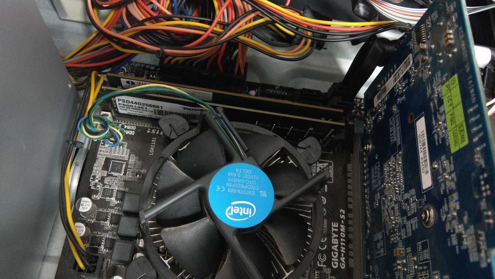 PC i3-6100 8GB DDR4 SSD 128GB sursa 500W video dedicata + monitor Dell