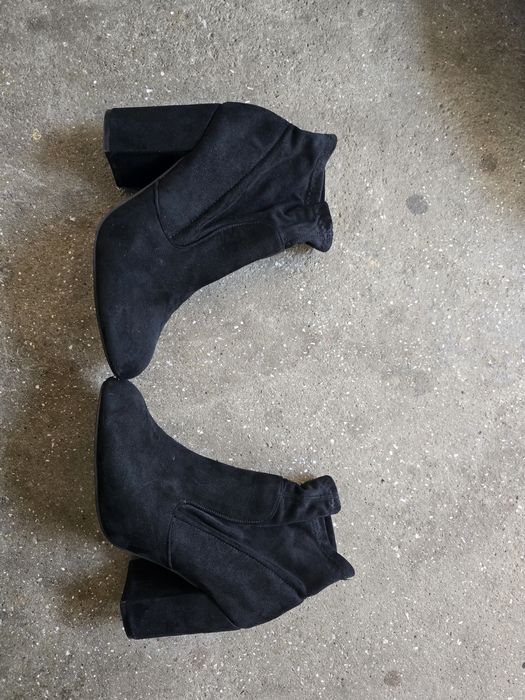 Черни велурени боти