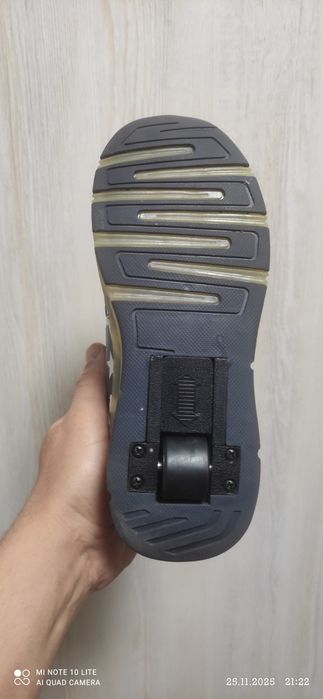 Продаются кросовки с роликом кожаные с подсветкой корейские 3 шт.