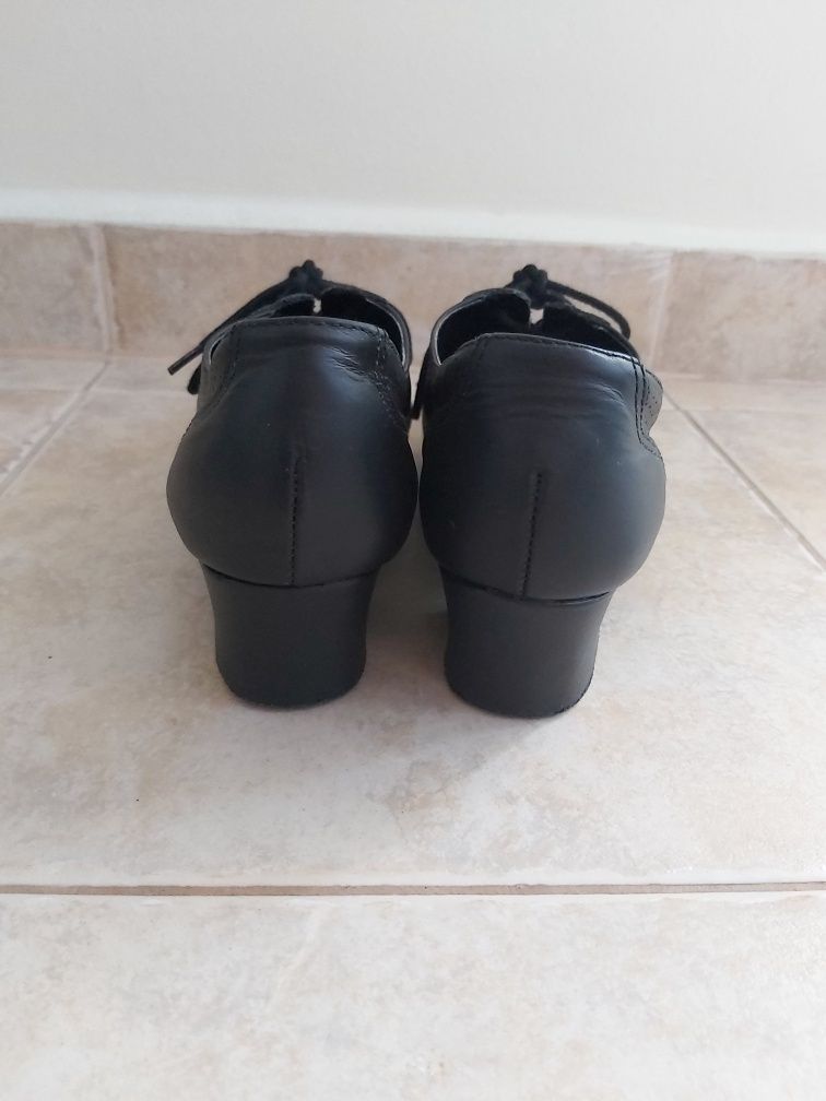 Обувки за спортни танци