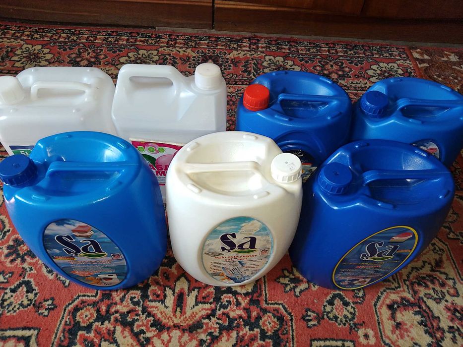 ПРОДАМ пластиковые КАНИСТРЫ 5 ЛИТРОВЫЕ ! Синие, белые. Чистые ! 7 штук