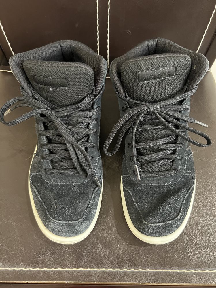 Детски боти за момче ADIDAS.Номер 38. Нямат скъсано или протрито.